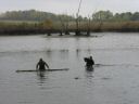 Rybáři nahánějí ryby do sítě